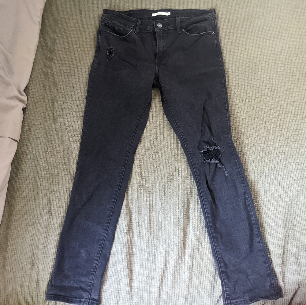 Black distressed Levi's jeans